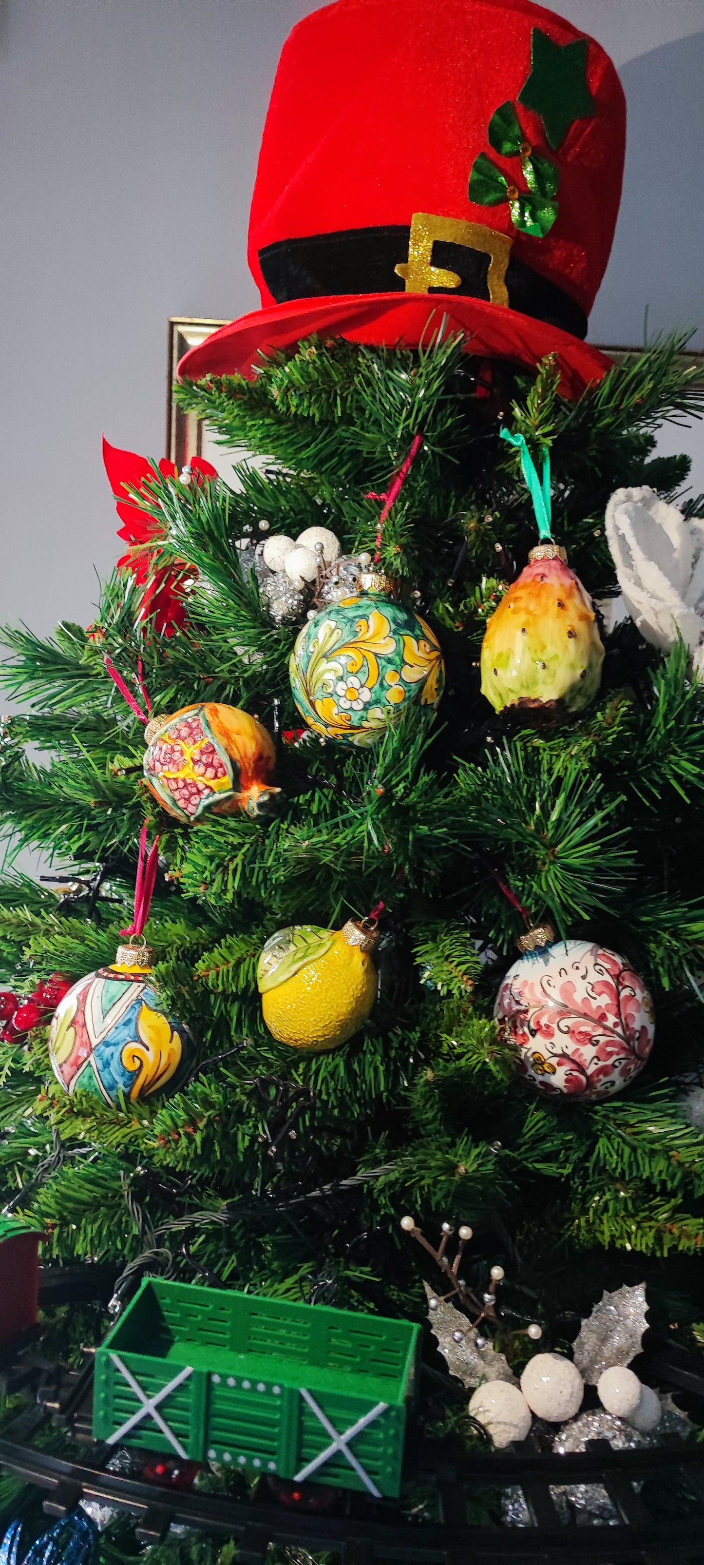 Ceramica di Caltagirone Xmas Tree Fruit Balls – Handcrafted Sicilian Elegance