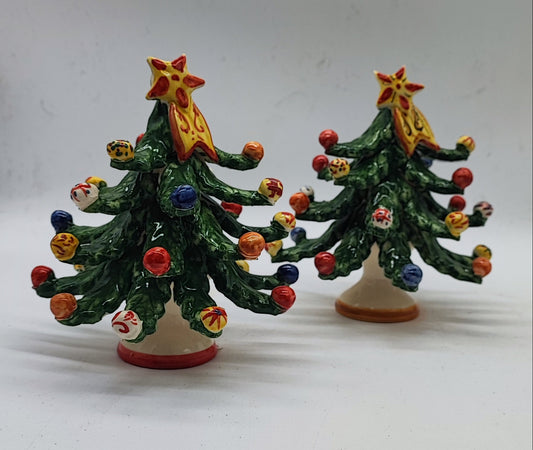 Hand-painted green ceramic Christmas tree from Sicily, measuring 16 cm high and 15 cm wide, traditional Caltagirone pottery
