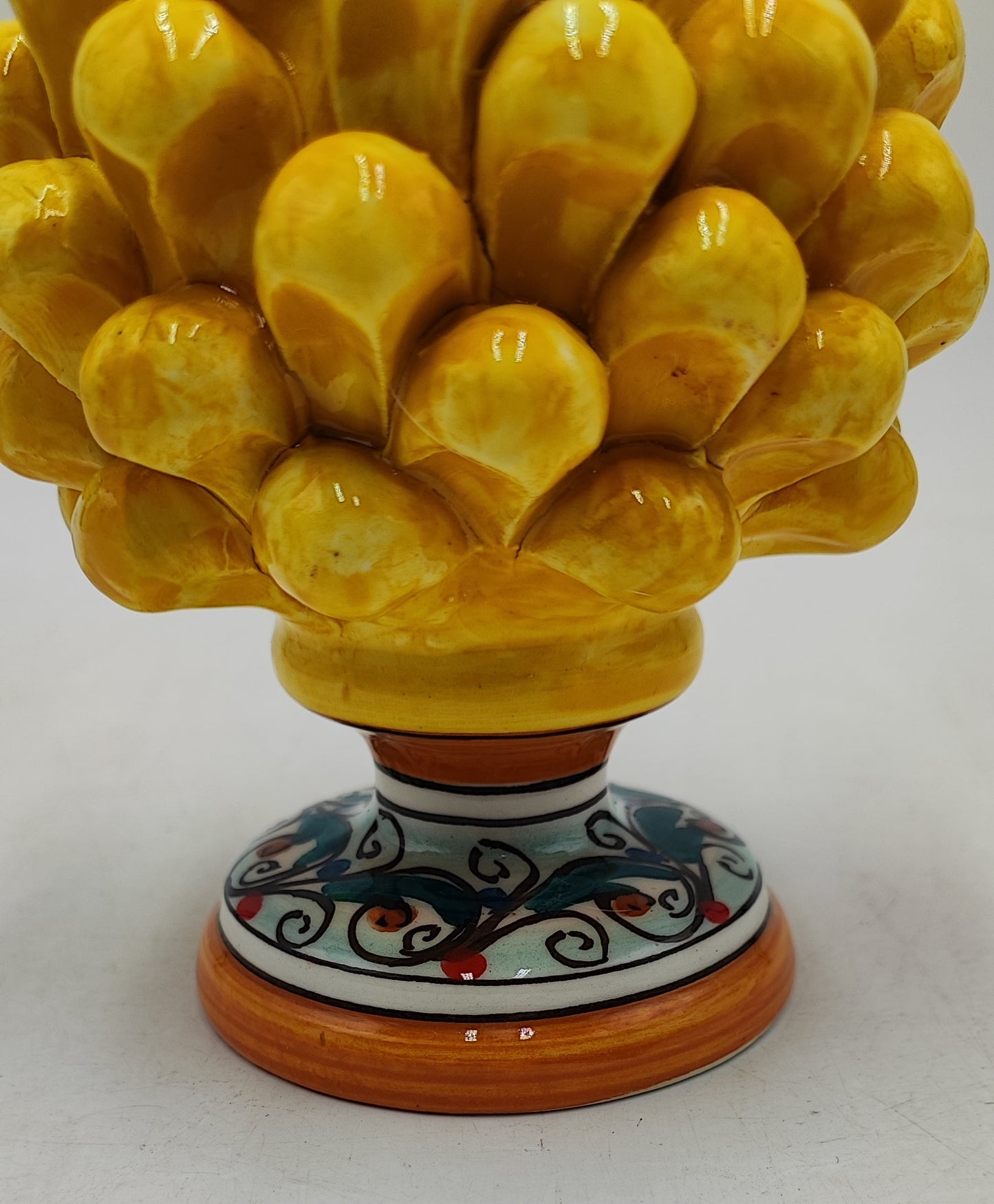 Sicilian ceramic pine cone, with decorative base and without 15/16cm